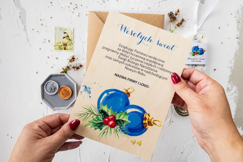 Drewniana Kartka Świąteczna z Niebieskimi Bombkami dla Firm z Logo - DR13 Drewniana Kartka Świąteczna z Niebieskimi Bombkami dla Firm z Logo - DR13