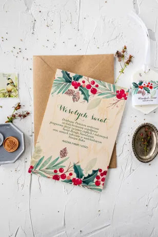 Drewniana kartka świąteczna z motywem gałązek i czerwonej jarzębiny, dostosowywana dla firm z ich logo i specjalnymi życzeniami.