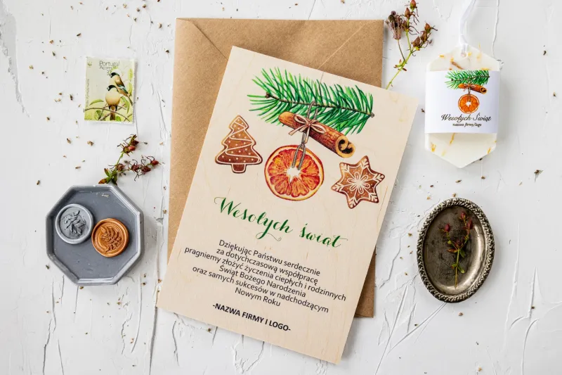 Drewniane Kartki z Pomarańczą i Cynamonem | Kartki Bożonarodzeniowe dla Firm z Logo | DR15 Drewniane Kartki z Pomarańczą i Cynamonem | Kartki Bożonarodzeniowe dla Firm z Logo | DR15