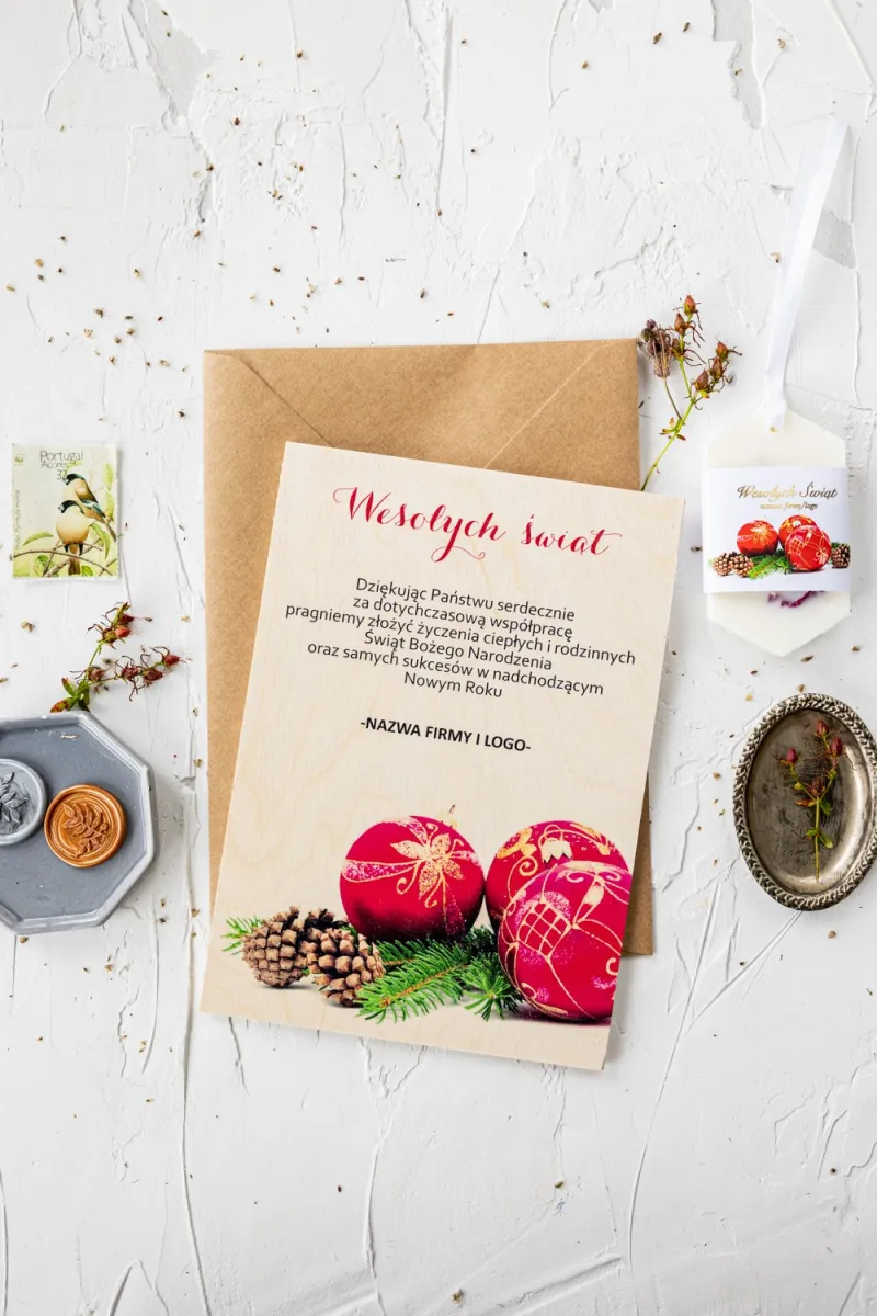 Drewniana kartka świąteczna z czerwonymi bombkami i zieloną gałązką, dostosowywana dla firm z ich logo Drewniana kartka świąteczna z czerwonymi bombkami i zieloną gałązką, dostosowywana dla firm z ich logo