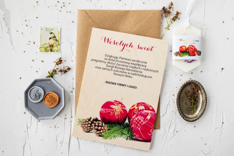 Drewniana kartka świąteczna z czerwonymi bombkami i zieloną gałązką, dostosowywana dla firm z ich logo Drewniana kartka świąteczna z czerwonymi bombkami i zieloną gałązką, dostosowywana dla firm z ich logo