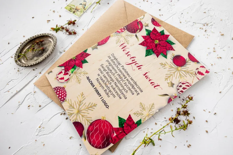 Czerwona drewniana kartka świąteczna z grafiką bombek i kwiatów, dostosowywana dla firm z ich logo i treścią życzeń. Czerwona drewniana kartka świąteczna z grafiką bombek i kwiatów, dostosowywana dla firm z ich logo i treścią życzeń.
