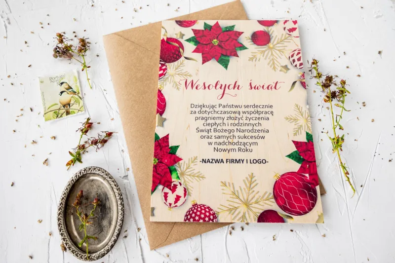 Czerwona drewniana kartka świąteczna z grafiką bombek i kwiatów, dostosowywana dla firm z ich logo i treścią życzeń. Czerwona drewniana kartka świąteczna z grafiką bombek i kwiatów, dostosowywana dla firm z ich logo i treścią życzeń.