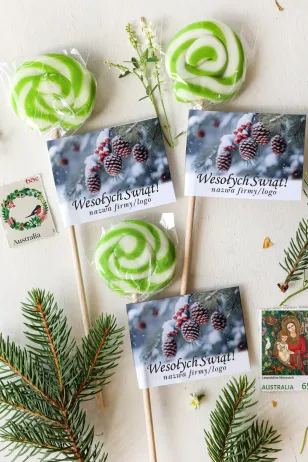 Personalizowane upominki firmowe - zielone lizaki z etykietą szyszek w śniegu - Kolekcja LZ20