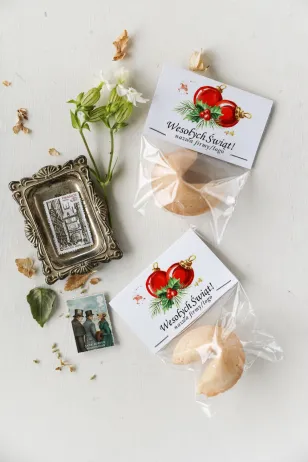 Personalizowane upominki firmowe - ciasteczko z wróżbą z grafiką czerwonych bombek - Kolekcja CZW1