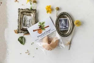 Personalizowane upominki firmowe - ciasteczko z wróżbą z grafiką cynamonu i pomarańczy - Kolekcja CZW5