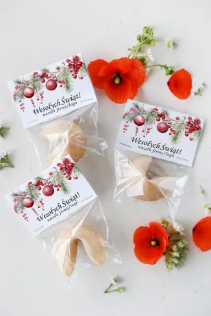 Personalizowane upominki firmowe - ciasteczko z wróżbą z grafiką czerwonych bombek na zielonych gałązkach - Kolekcja CZW10