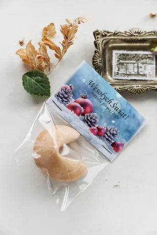 Personalizowane upominki firmowe - ciasteczko z wróżbą z grafiką bombek i szyszek na śniegu - Kolekcja CZW16