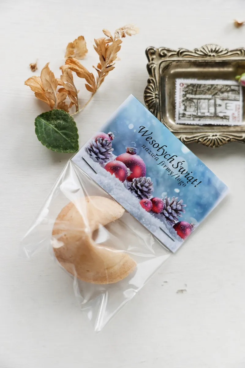 Personalizowane upominki firmowe - ciasteczko z wróżbą z grafiką bombek i szyszek na śniegu - Kolekcja CZW16