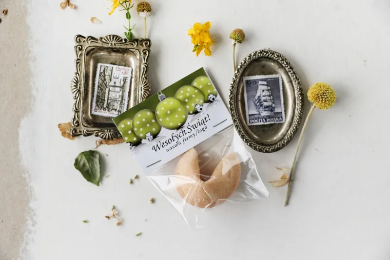 Personalizowane upominki firmowe - ciasteczko z wróżbą z grafiką zielonych bombek - Kolekcja CZW18 Personalizowane upominki firmowe - ciasteczko z wróżbą z grafiką zielonych bombek - Kolekcja CZW18