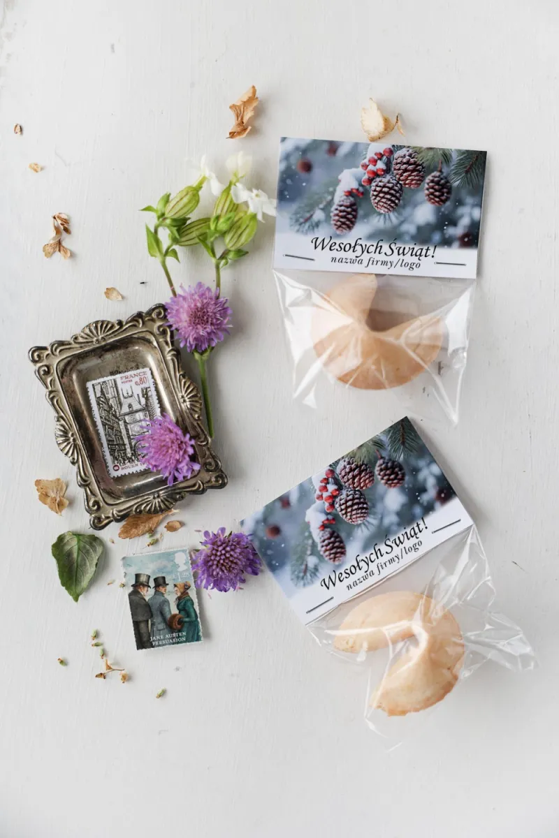 Personalizowane upominki firmowe - ciasteczko z wróżbą ze zdjęciem świątecznych szyszek i śniegu - Kolekcja CZW20 Personalizowane upominki firmowe - ciasteczko z wróżbą ze zdjęciem świątecznych szyszek i śniegu - Kolekcja CZW20