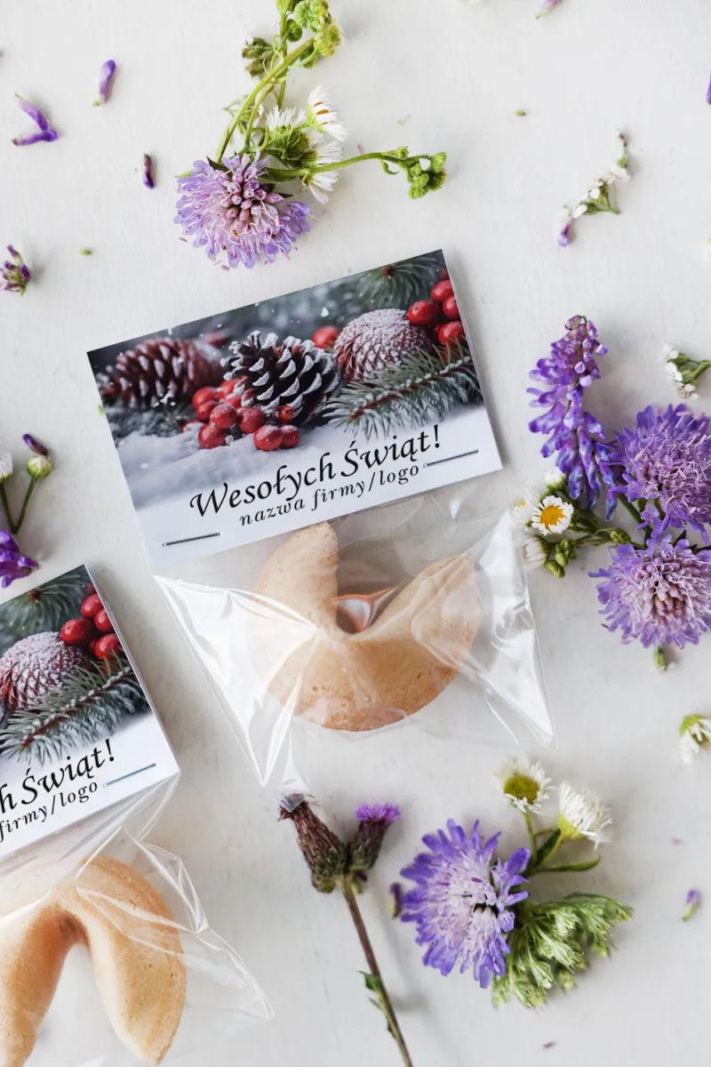 Personalizowane upominki firmowe - ciasteczko z wróżbą ze zdjęciem świątecznych szyszek, jarzębiny i śniegu - Kolekcja CZW21 Personalizowane upominki firmowe - ciasteczko z wróżbą ze zdjęciem świątecznych szyszek, jarzębiny i śniegu - Kolekcja CZW21