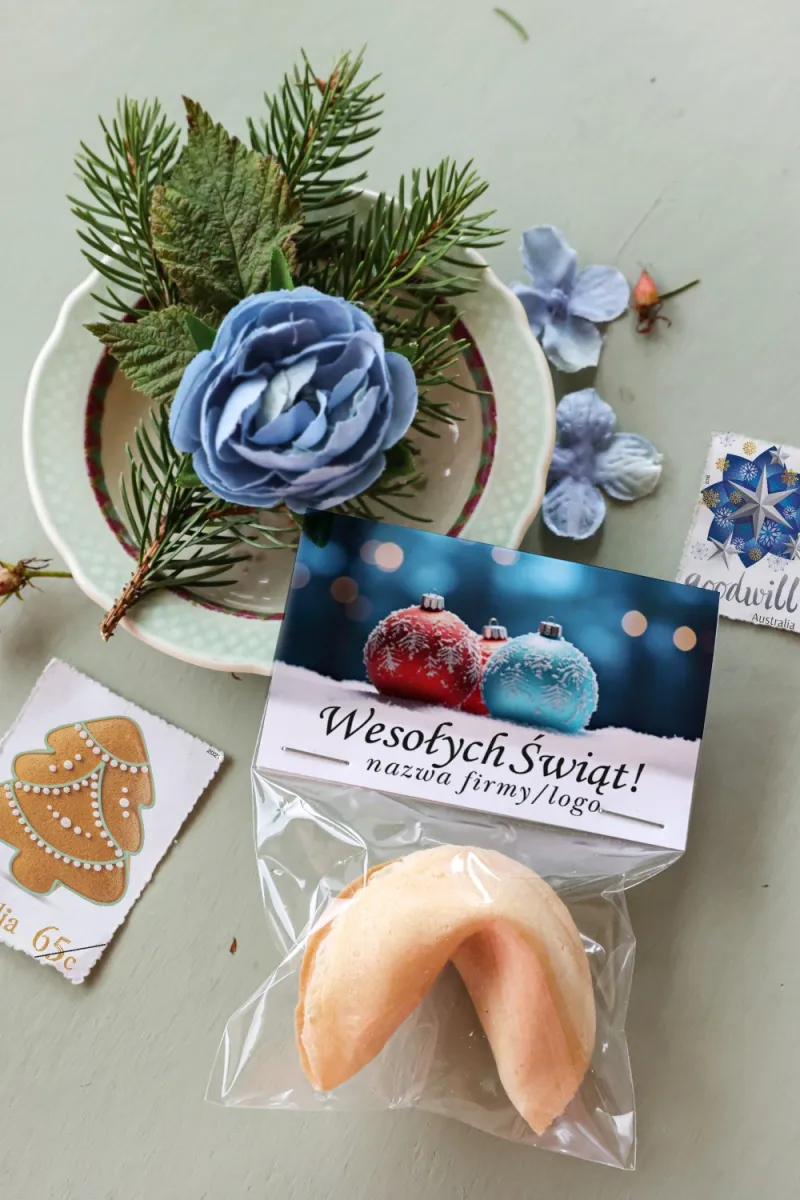 Personalizowane upominki firmowe - ciasteczko z wróżbą ze zdjęciem świątecznych kolorowych bombek - Kolekcja CZW22 Personalizowane upominki firmowe - ciasteczko z wróżbą ze zdjęciem świątecznych kolorowych bombek - Kolekcja CZW22
