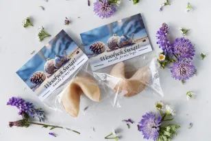 Personalizowane upominki firmowe - ciasteczko z wróżbą ze zdjęciem świątecznych bombek i szyszki - Kolekcja CZW24