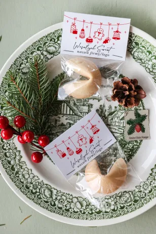 Personalizowane upominki firmowe - ciasteczko z wróżbą z grafiką świątecznych prezentów, bombek i dzwoneczków - Kolekcja CZW25
