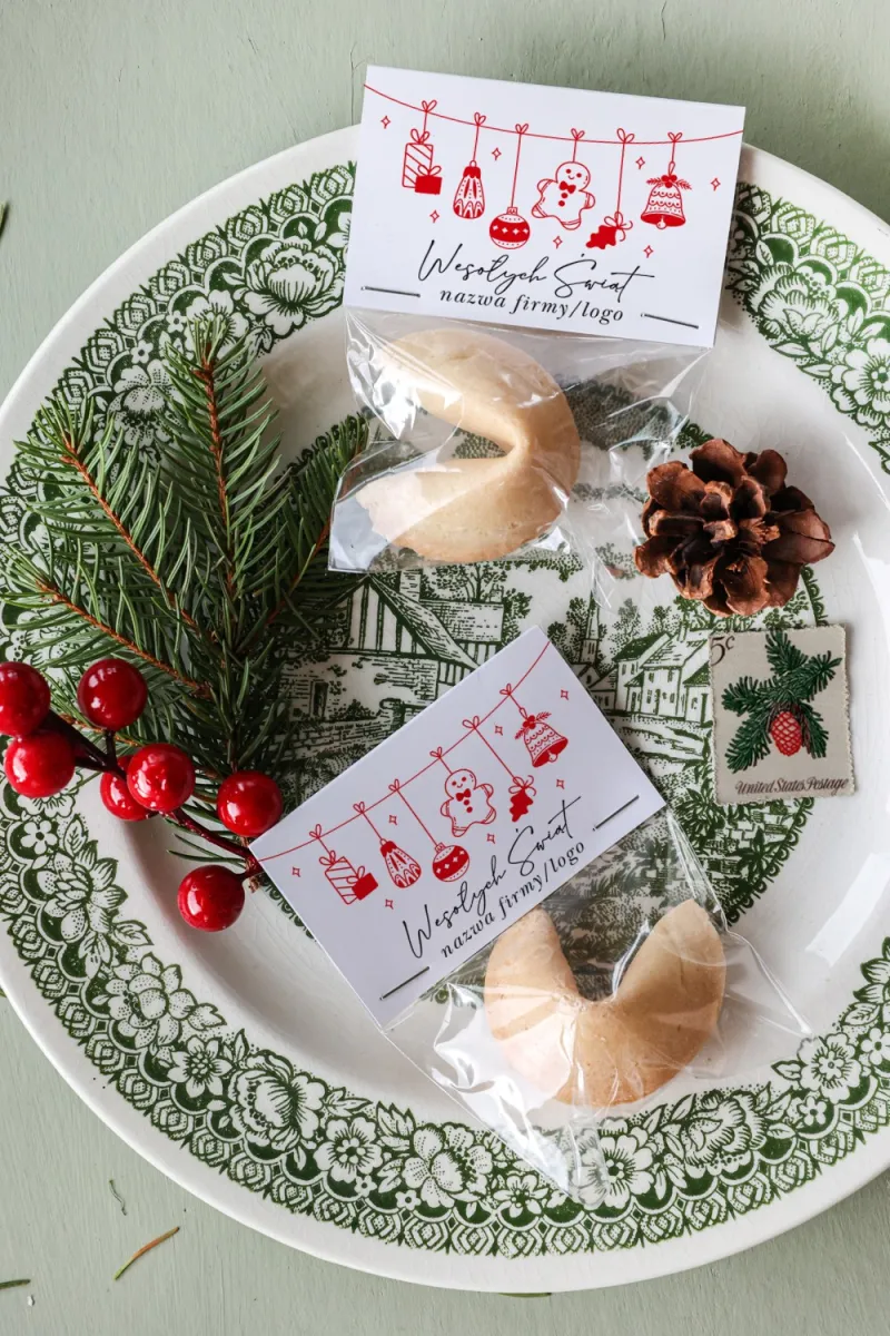 Personalizowane upominki firmowe - ciasteczko z wróżbą z grafiką świątecznych prezentów, bombek i dzwoneczków - Kolekcja CZW25 Personalizowane upominki firmowe - ciasteczko z wróżbą z grafiką świątecznych prezentów, bombek i dzwoneczków - Kolekcja CZW25