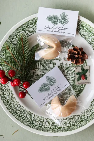 Personalizowane upominki firmowe - ciasteczko z wróżbą z grafiką zielonej gałązki i szyszki - Kolekcja CZW27