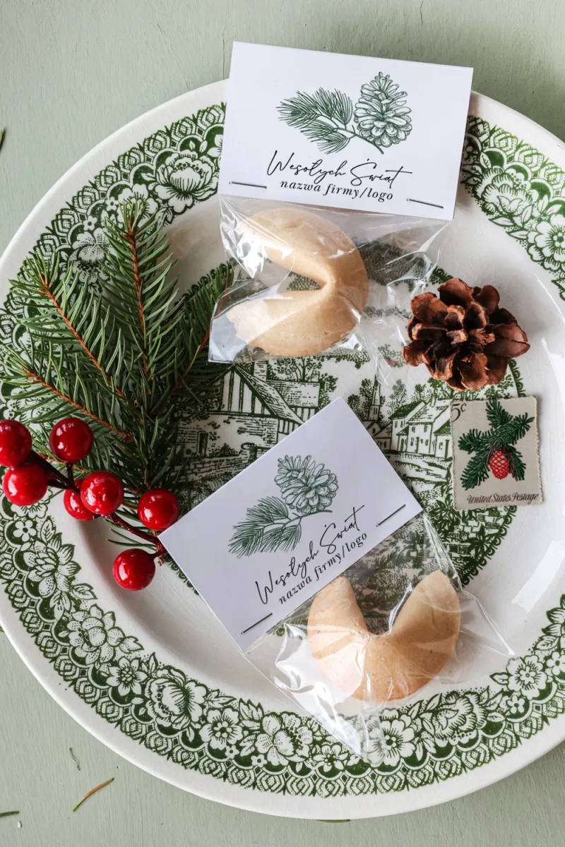 Personalizowane upominki firmowe - ciasteczko z wróżbą z grafiką zielonej gałązki i szyszki - Kolekcja CZW27 Personalizowane upominki firmowe - ciasteczko z wróżbą z grafiką zielonej gałązki i szyszki - Kolekcja CZW27