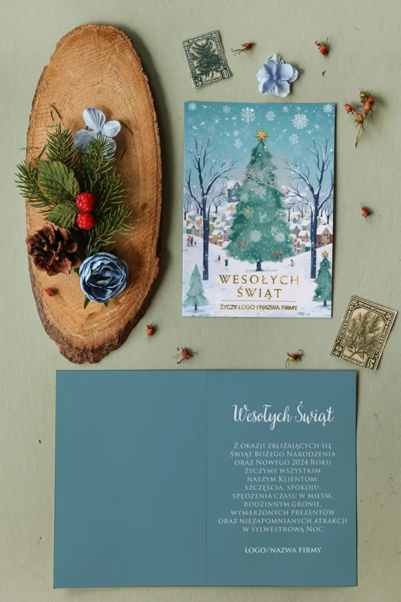 Personalizowane kartki dla firm z grafiką wielkiej choinki w zimowej scenerii - Kolekcja MZ5 Personalizowane kartki dla firm z grafiką wielkiej choinki w zimowej scenerii - Kolekcja MZ5