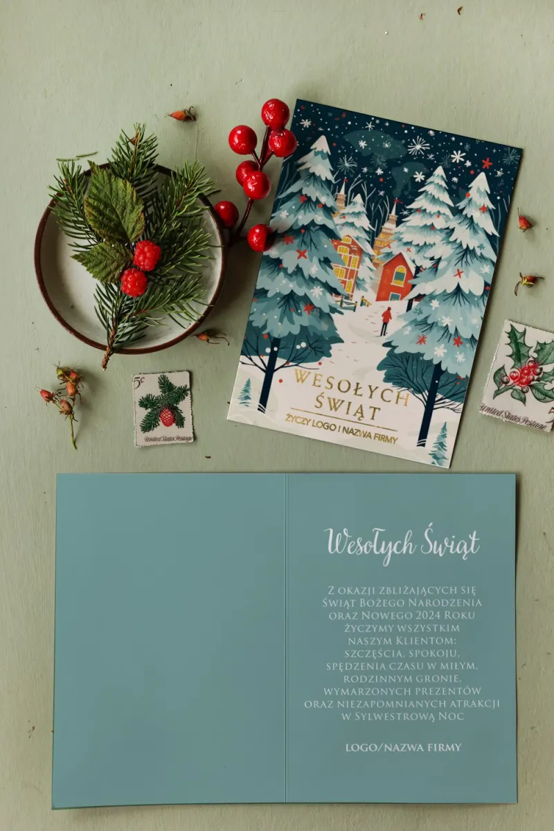 Personalizowane kartki dla firm z grafiką wioski w zimowym lesie zasypanej śniegiem - Kolekcja MZ8 Personalizowane kartki dla firm z grafiką wioski w zimowym lesie zasypanej śniegiem - Kolekcja MZ8