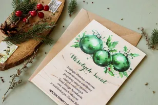 Drewniane Kartki z Zielonymi Bombkami i Ostrokrzewem | Bożonarodzeniowe Kartki dla Firm z Logo | DR23