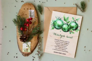 Drewniane Kartki z Zielonymi Bombkami i Ostrokrzewem | Bożonarodzeniowe Kartki dla Firm z Logo | DR23