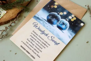 Kartka Świąteczna z Drewna: Niebieskie Bombki i Śnieg | Personalizowane Kartki dla Firm | DR30