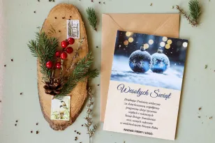 Kartka Świąteczna z Drewna: Niebieskie Bombki i Śnieg | Personalizowane Kartki dla Firm | DR30