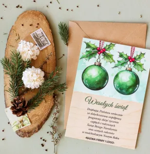 Personalizowane kartki na drewnie dla firm z grafiką zielonych bombek - Kolekcja DR31