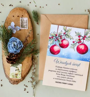 Personalizowane kartki na drewnie dla firm z grafiką czerwonych bombek na gałązkach - Kolekcja DR41