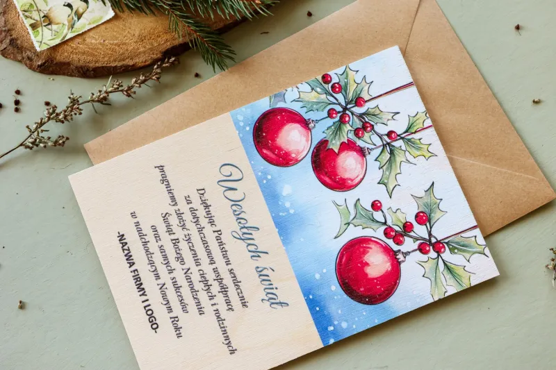 Personalizowane kartki na drewnie dla firm z grafiką czerwonych bombek na gałązkach - Kolekcja DR41 Personalizowane kartki na drewnie dla firm z grafiką czerwonych bombek na gałązkach - Kolekcja DR41