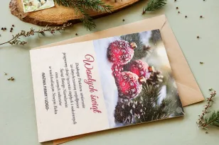 Drewniane Kartki z Czerwonymi Bombkami i Zielonymi Gałązkami | Kartki Bożonarodzeniowe dla Firm z Logo | Kolekcja DR46 Drewniane Kartki z Czerwonymi Bombkami i Zielonymi Gałązkami | Kartki Bożonarodzeniowe dla Firm z Logo | Kolekcja DR46