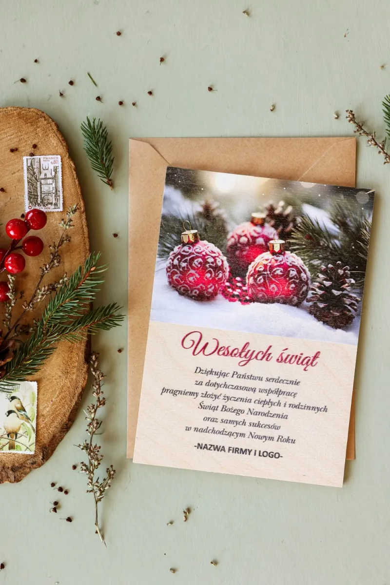 Personalizowane kartki dla firm z grafiką czerwonych bombek i zielonych gałązek na śniegu - Kolekcja DR46 Personalizowane kartki dla firm z grafiką czerwonych bombek i zielonych gałązek na śniegu - Kolekcja DR46