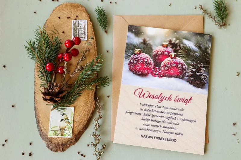 Personalizowane kartki dla firm z grafiką czerwonych bombek i zielonych gałązek na śniegu - Kolekcja DR46 Personalizowane kartki dla firm z grafiką czerwonych bombek i zielonych gałązek na śniegu - Kolekcja DR46