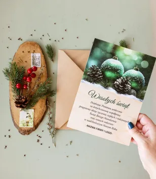 Drewniana kartka z grafiką zielonych bombek na zielonym tle - Kolekcja DR47