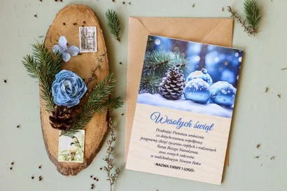 Drewniana kartka z grafiką niebieskich bombek na śniegu - Kolekcja DR48
Kartki Świąteczne dla firm z logo