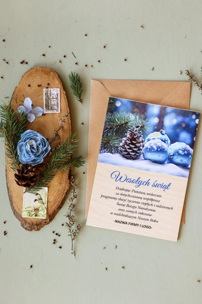 Drewniana kartka z grafiką niebieskich bombek na śniegu - Kolekcja DR48
Kartki Świąteczne dla firm z logo