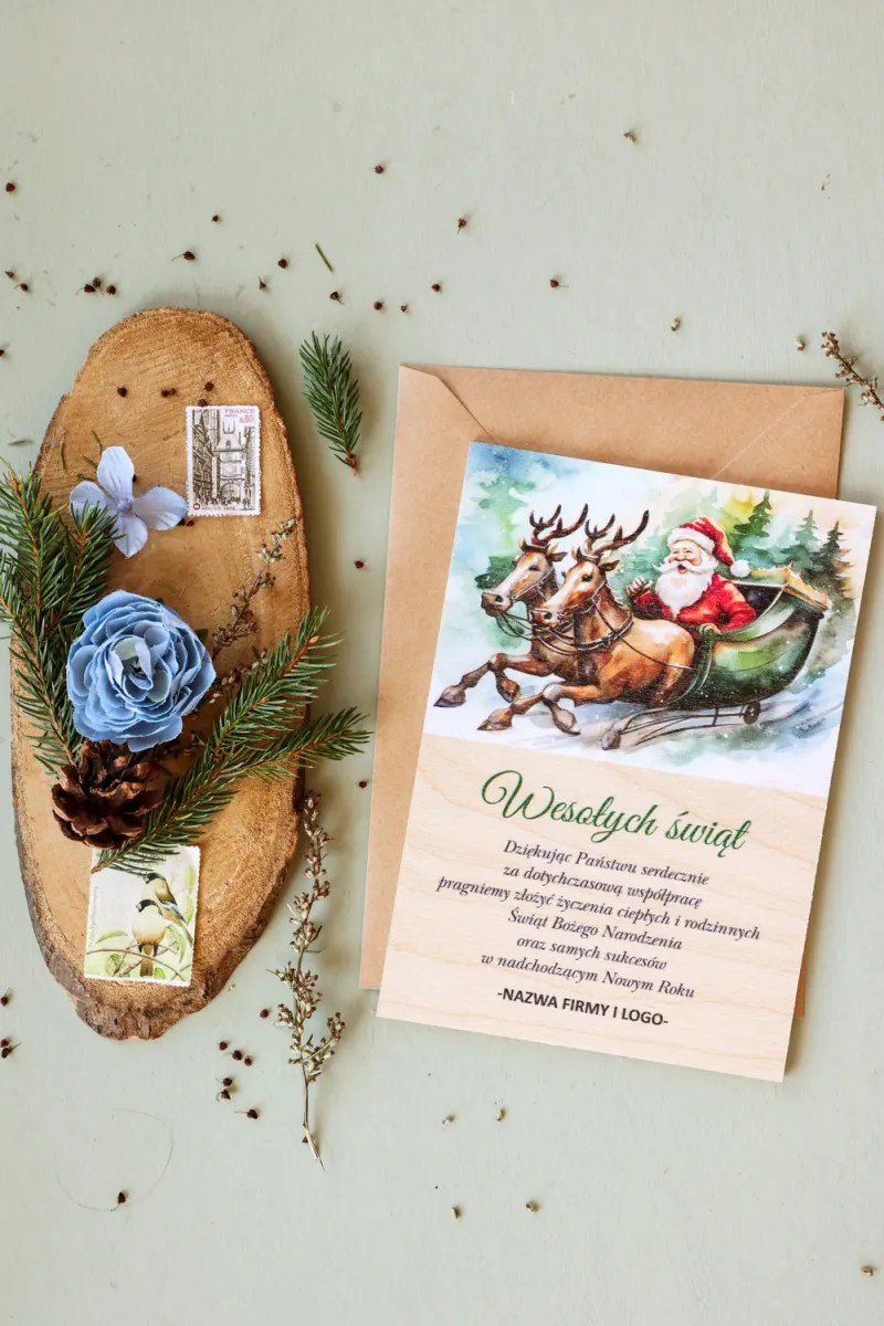 Drewniana kartka z grafiką Świętego Mikołaja w saniach - Kolekcja DR49 - Personalizowane kartki dla firm Drewniana kartka z grafiką Świętego Mikołaja w saniach - Kolekcja DR49 - Personalizowane kartki dla firm