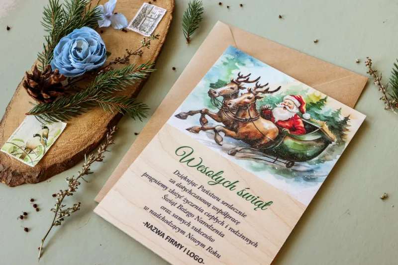 Drewniana kartka z grafiką Świętego Mikołaja w saniach - Kolekcja DR49 - Personalizowane kartki dla firm Drewniana kartka z grafiką Świętego Mikołaja w saniach - Kolekcja DR49 - Personalizowane kartki dla firm