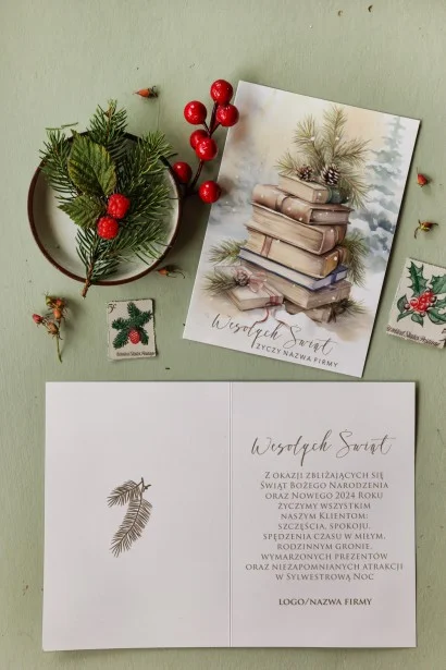 Kartka świąteczna z grafiką książek w zimowej scenerii z zielonymi gałązkami i możliwością personalizacji logo firmy.