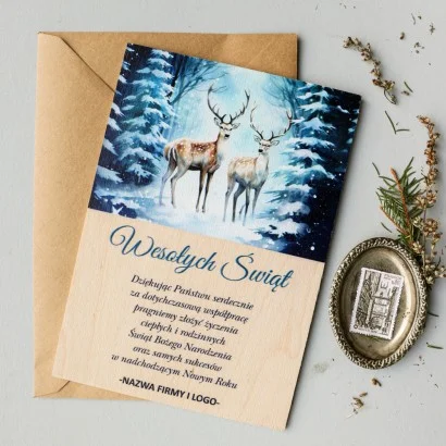 Drewniana kartka świąteczna z grafiką pary jeleni w zimowym lesie, możliwość personalizacji dla firm z logo.