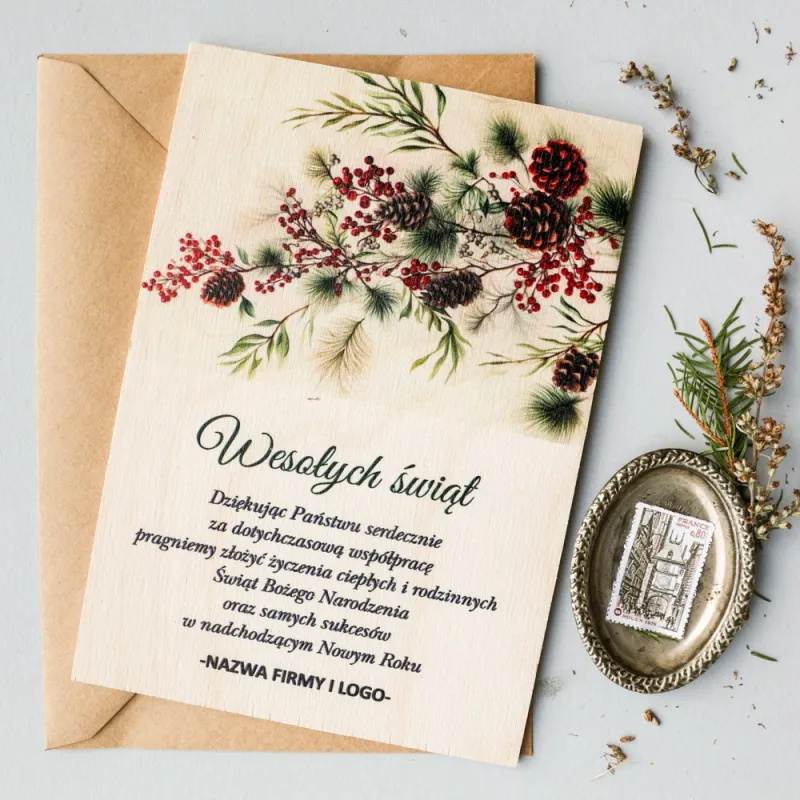 Drewniana kartka świąteczna z grafiką leśnych gałązek i szyszek, personalizacja dla firm z logo. Drewniana kartka świąteczna z grafiką leśnych gałązek i szyszek, personalizacja dla firm z logo.