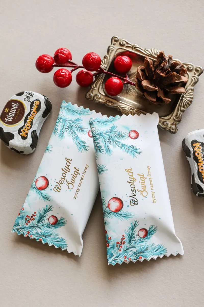 Czekoladki na Boże Narodzenie z grafiką sosnowych gałązek w niebieskim i zielonym kolorze Czekoladki na Boże Narodzenie z grafiką sosnowych gałązek w niebieskim i zielonym kolorze