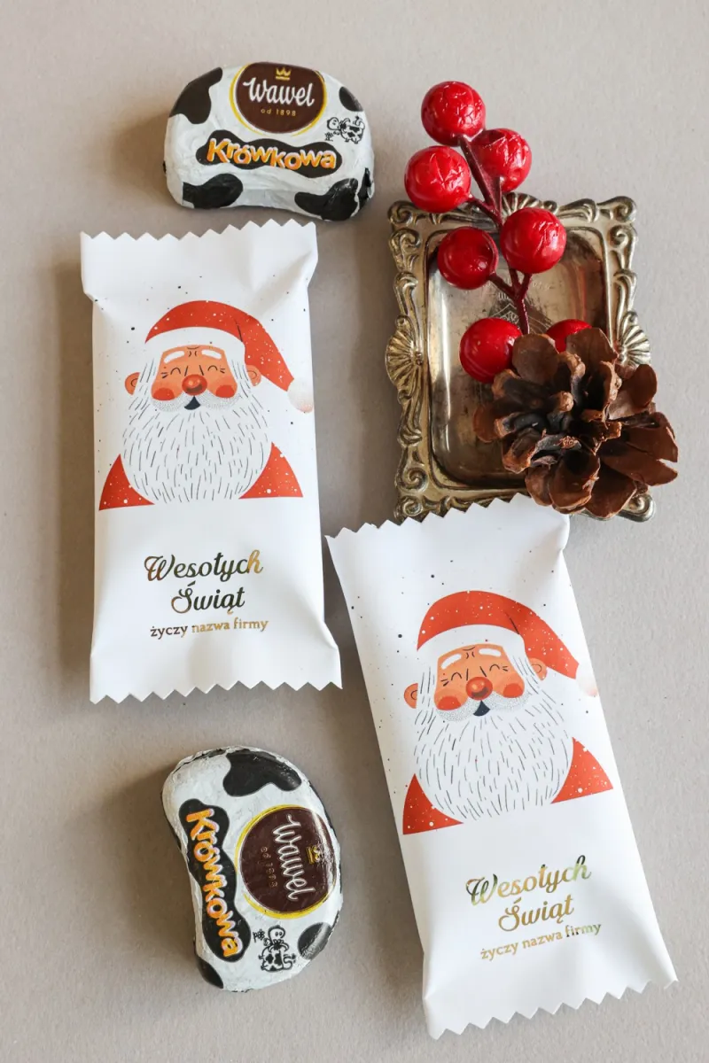 Personalizowane czekoladki świąteczne z logo firmy w eleganckim białym opakowaniu z wizerunkiem Mikołaja. Personalizowane czekoladki świąteczne z logo firmy w eleganckim białym opakowaniu z wizerunkiem Mikołaja.