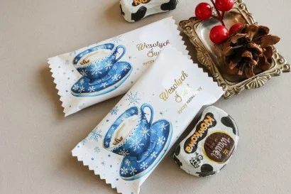 Luksusowe czekoladki świąteczne w opakowaniu z grafiką niebieskich filiżanek, idealne na prezenty firmowe.