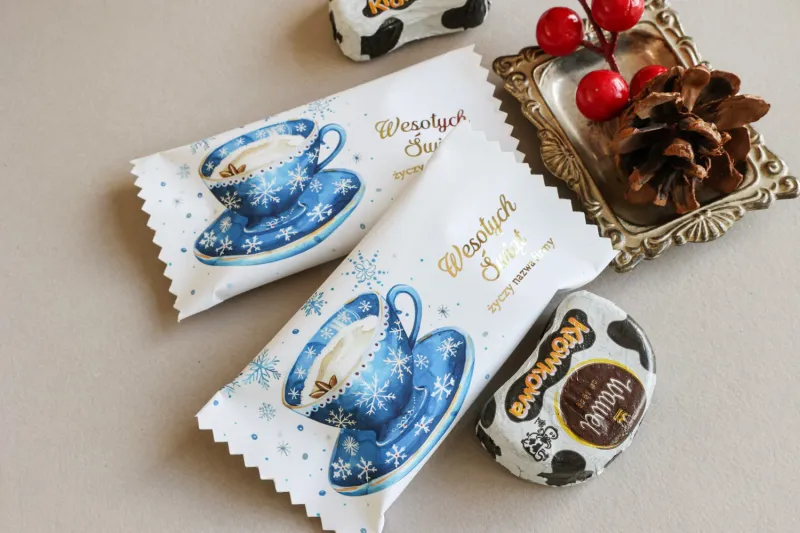 Luksusowe czekoladki świąteczne w opakowaniu z grafiką niebieskich filiżanek, idealne na prezenty firmowe. Luksusowe czekoladki świąteczne w opakowaniu z grafiką niebieskich filiżanek, idealne na prezenty firmowe.
