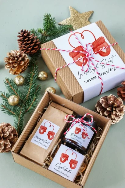 Przytulny firmowy box świąteczny z herbatą, świeczką sojową i czekoladą, z minimalistycznymi etykietami w czerwieni i bieli