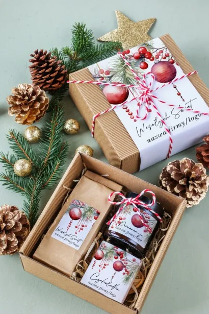 Klasyczny firmowy box świąteczny z herbatą, świeczką sojową i czekoladą, z realistycznymi motywami świątecznymi