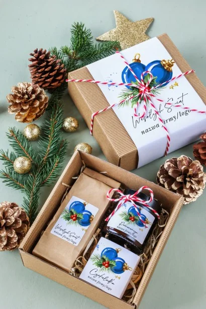 Elegancki firmowy box świąteczny z herbatą, świeczką sojową i czekoladą, z realistycznymi motywami świątecznymi