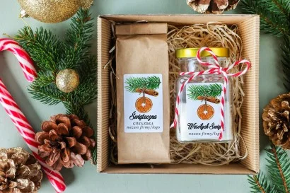 Elegancki świąteczny box z herbatą i świeczką sojową, z motywem gałązek świerku, suszonych plastrów pomarańczy i lasek cynamonu